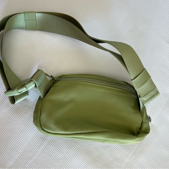 Lululemon Belt Bag 1L Edamame Green - Picture 4 of 12